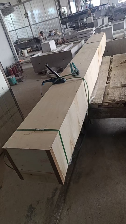 湖州老客戶定做(zuò)的大理石平台4000*300*300mm發貨通知