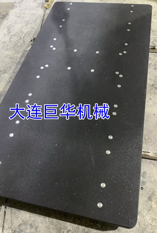 成都某光電公司定做的2塊(kuài)大理石底板發貨拍照